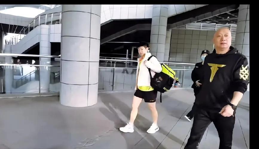 追训练路透被暖到！莎莎和杨导这氛围太好嗑
 
刷到孙颖莎和杨广弟教练去训练馆啦✨