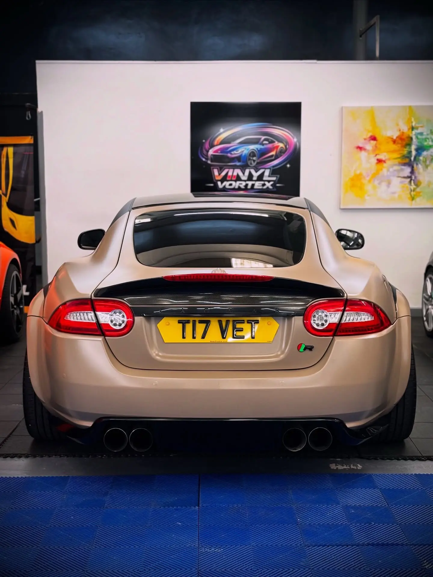 Jaguar XKR V8。
