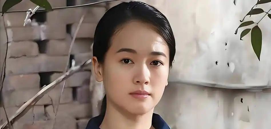 左小青33岁嫁给大她20岁的富商高权健，44岁离了。离婚后她没要天价抚养费，扭头