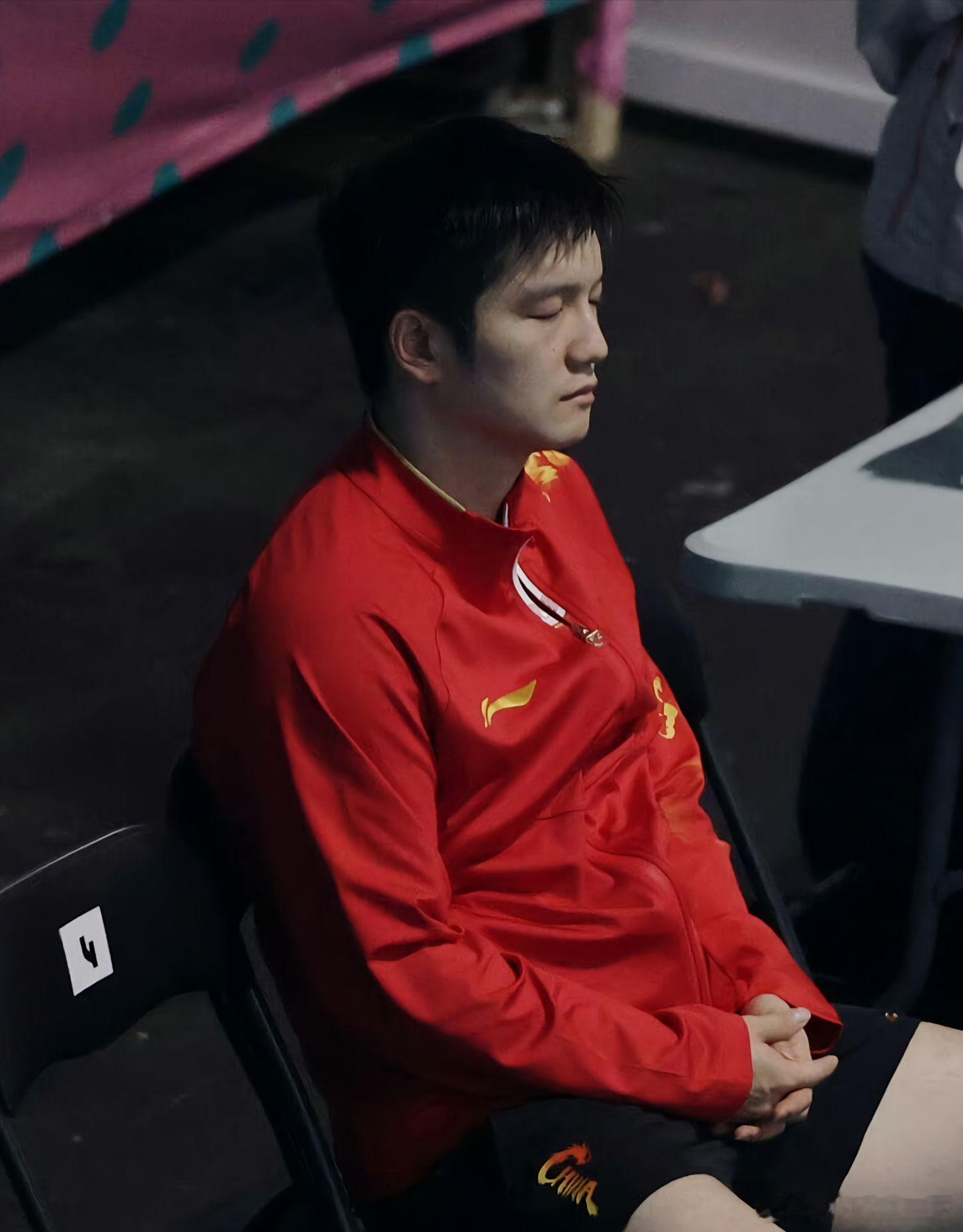 沉默不代表不想说话是在喧闹中找到自己的节奏，而欲言又止是想说的太多可能表达的太少