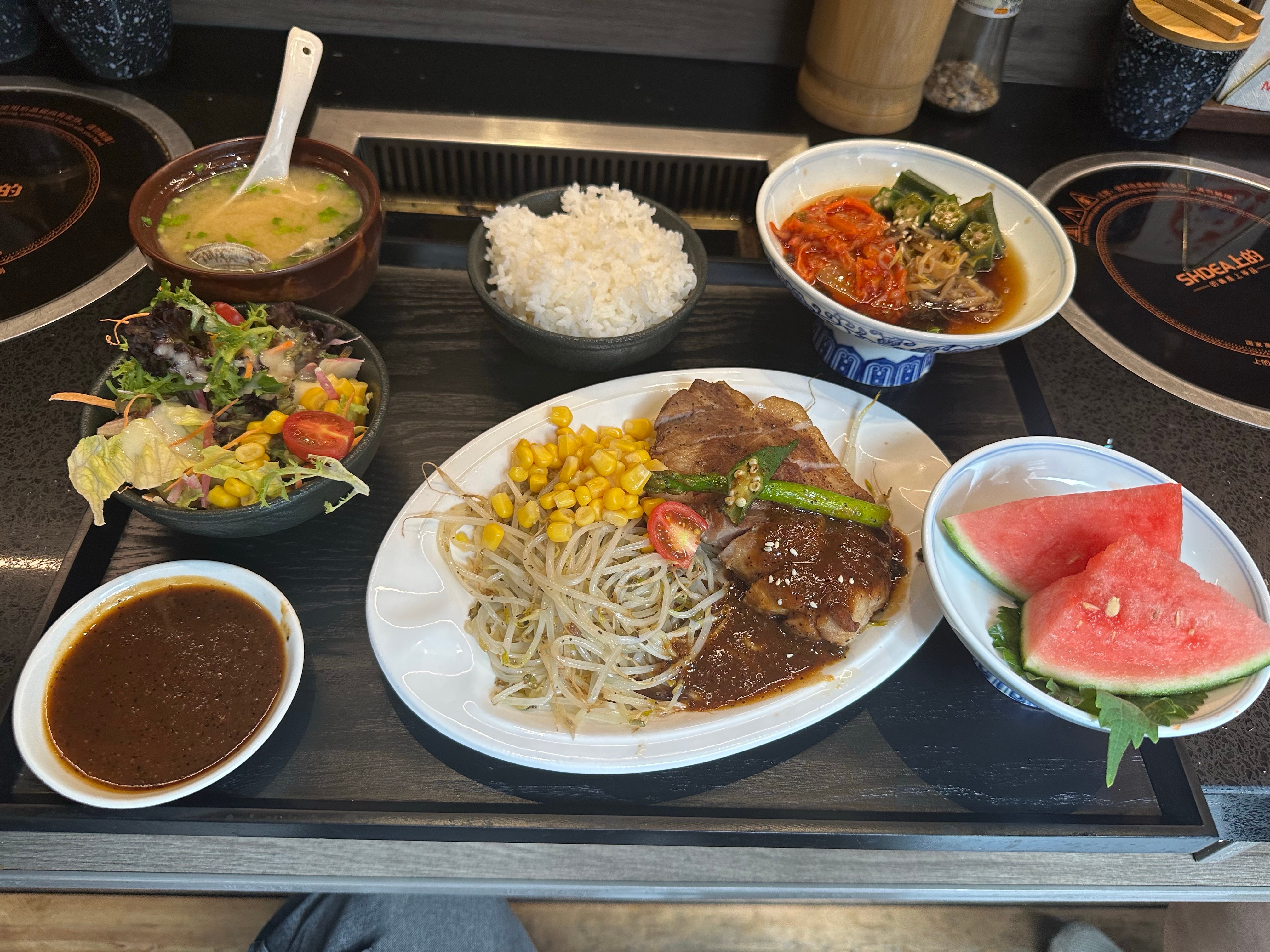 星曜剧场门口的这家定食量大还比一般的日料便宜，还挺好吃的，就是我没吃完只吃了一半