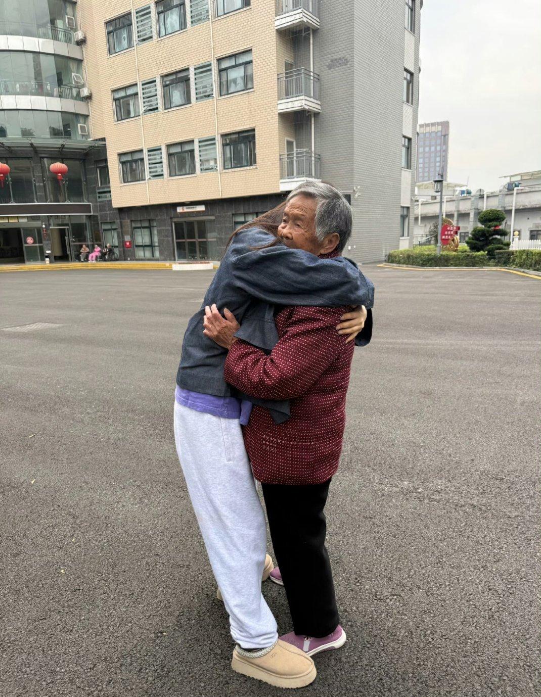 哈哈，我也想加入，静仔幸福的家庭[举手][抱一抱] 开心就好，幸福的小静仔蔡文静