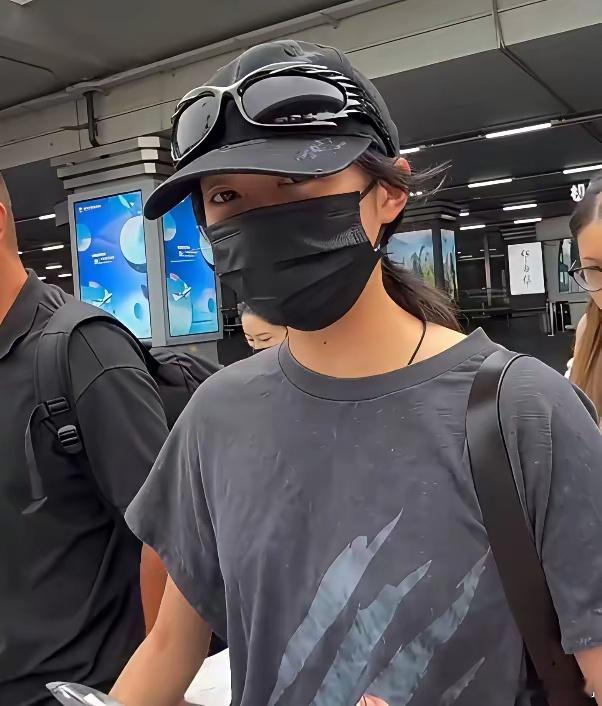 关晓彤终于出来了，但是她怎么变成这样了？自从鹿晗风波之后，关晓彤的状态就真的是一