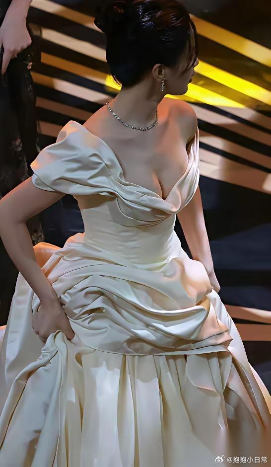 杨超越，你减个毛线的肥！ 原本以为你是农村出来的女孩，和其他明星不一样，但是没想