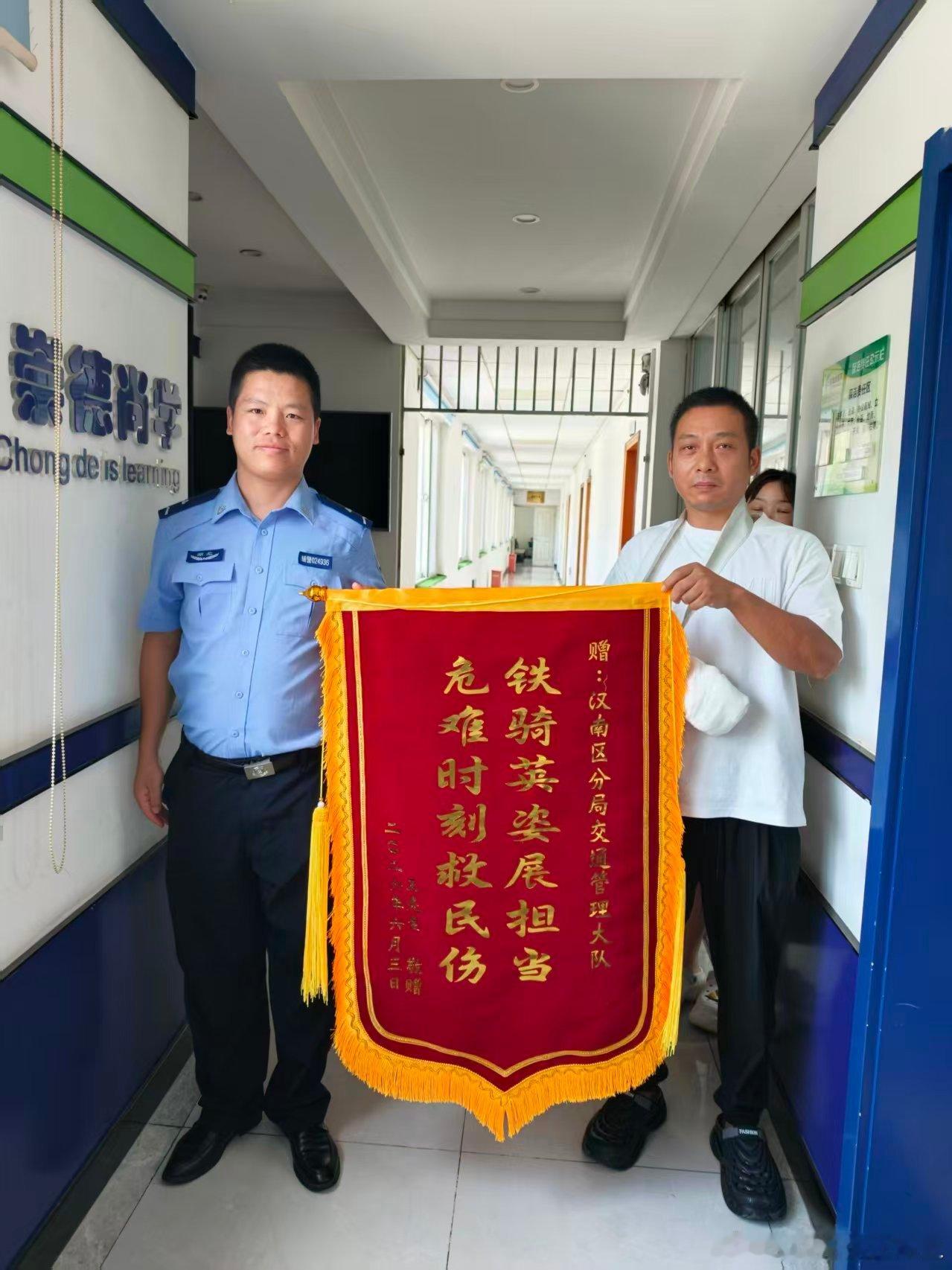 【动脉割破，不断渗血！紧急时刻，车谷交警出现了】6月15日，武汉市民群众王某专程