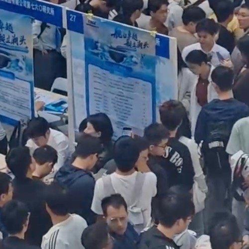 现在的职场真是越来越魔幻了。有硕士生拿着管理岗的offer，却在流水线上拧了三个