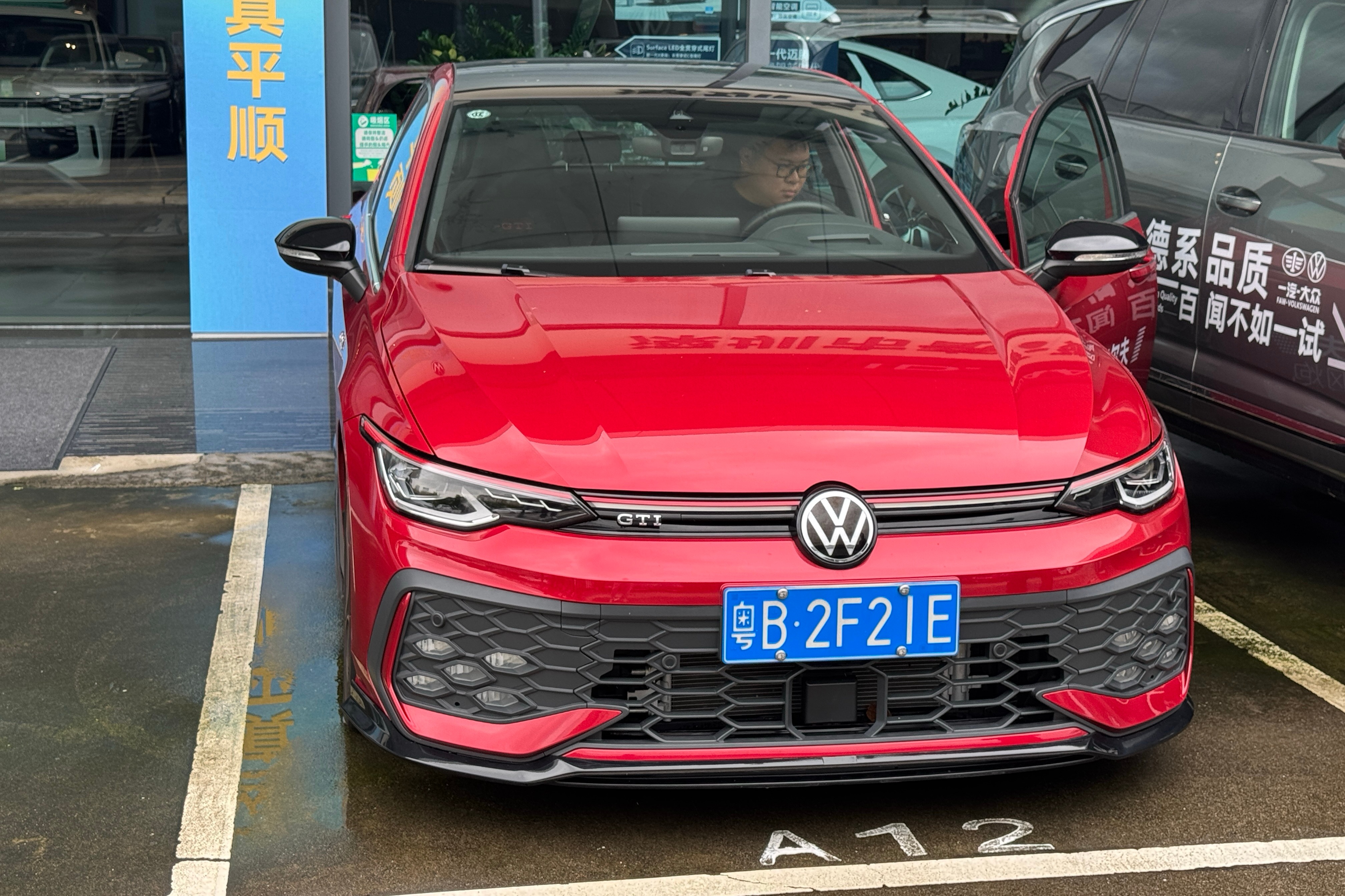 趁着昨天去汽车城看小米，试了下大众的高尔夫 GTi，这也是当下为数不多的两箱燃油