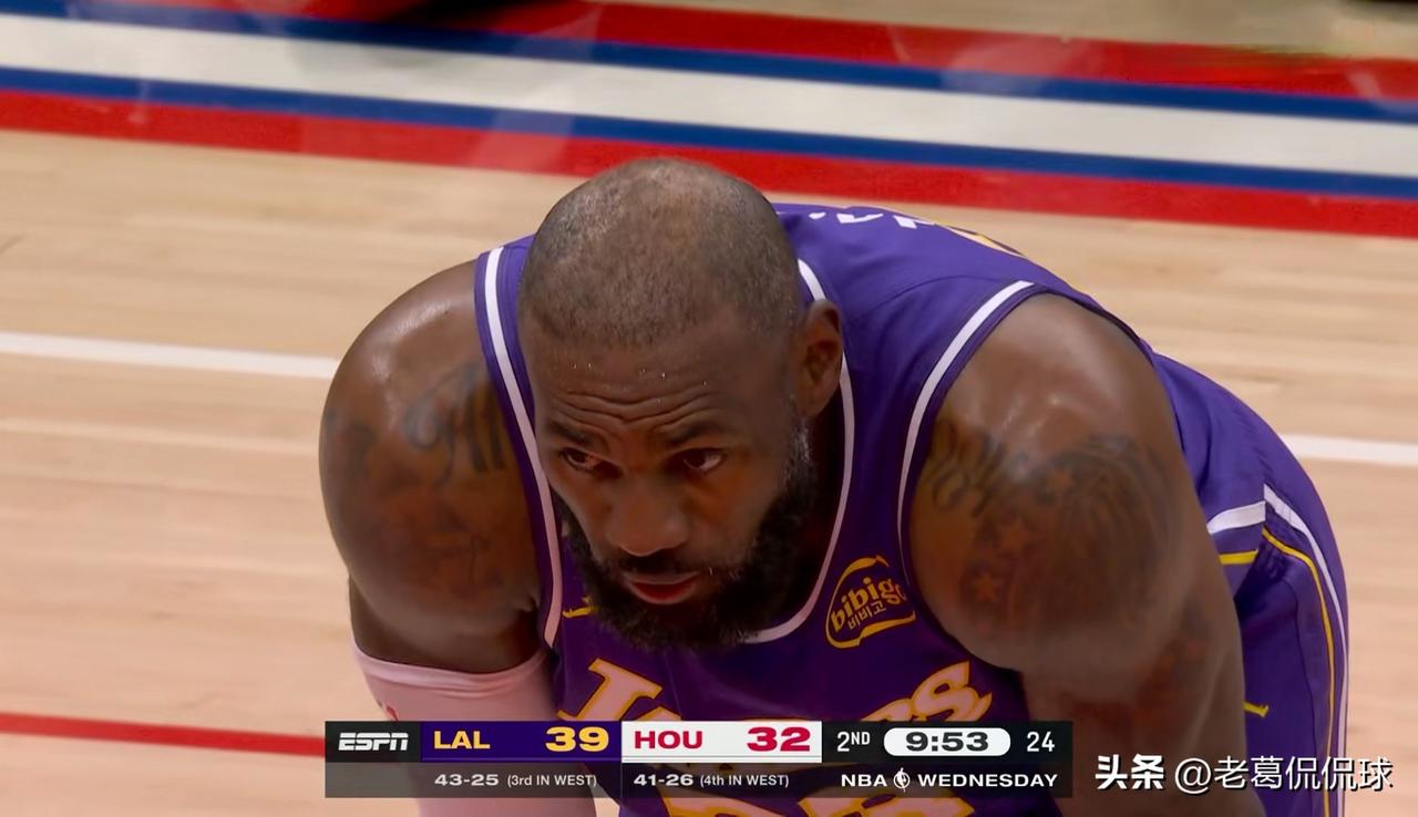 在今天湖人客场挑战火箭的比赛中，发生了让人特别心疼的一幕。当时比赛进行到了第二节