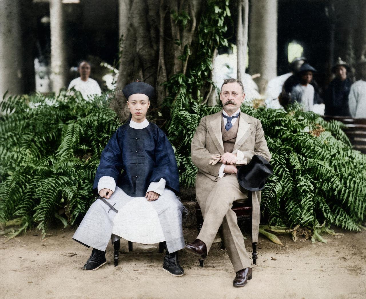 1901年，香港，18岁的醇亲王载沣与港督卜力的一张同框，定格了“辛丑年”最真实