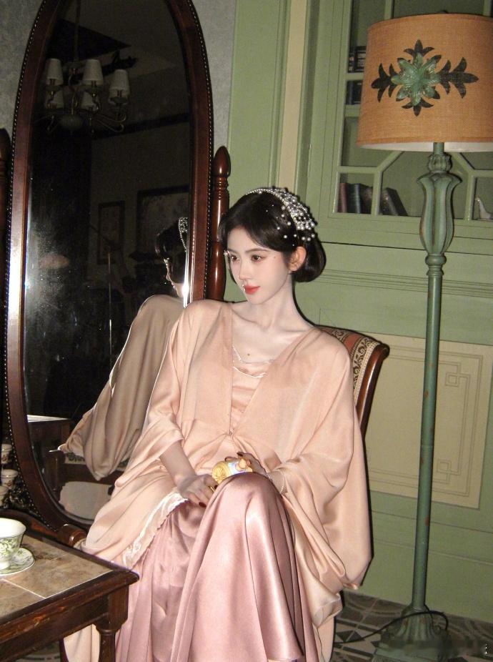 鞠婧祎一口气发了3套妆造鞠婧祎苏绿夏睡衣造型 鞠婧祎多发点，爱看 