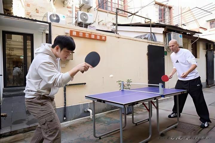 当樊振东遇到齐达内。

哈哈哈，足球界乒乓球打得最好的樊振东，与乒乓球界足球踢得