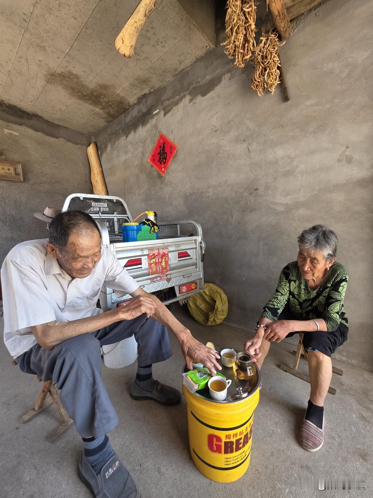 今天有那么一阵子，很想念我的老父亲……

上午在村北三叔家，与三叔和婶子喝茶聊天
