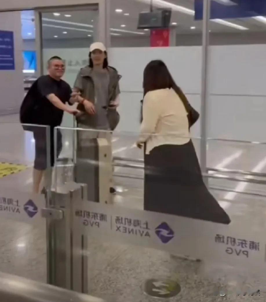 向佐引发热议！

10月18日，向佐突然引发了热议，只因他出现在机场的时候，竟然