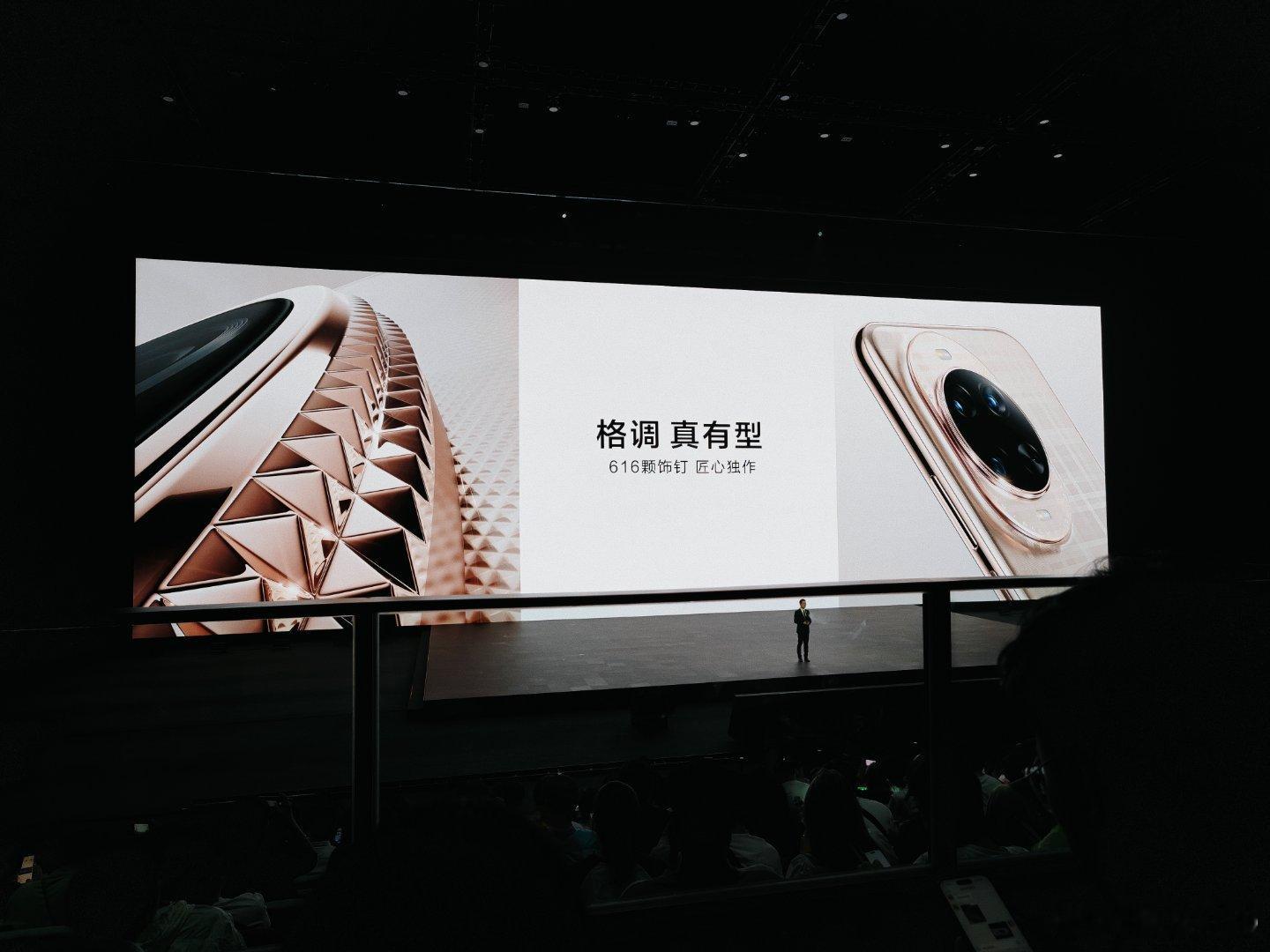 华为发布会华为nova 14一共曜金黑、流光紫、浮光金、浮光白四款配色。浮光金，