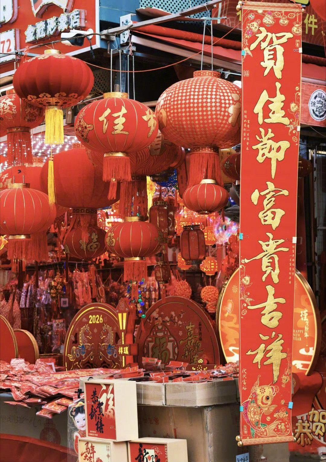 喵娲娲过春节也得选年货人类：去把年货买回来！喵娲娲：收到！然后……哇这个好吃那个