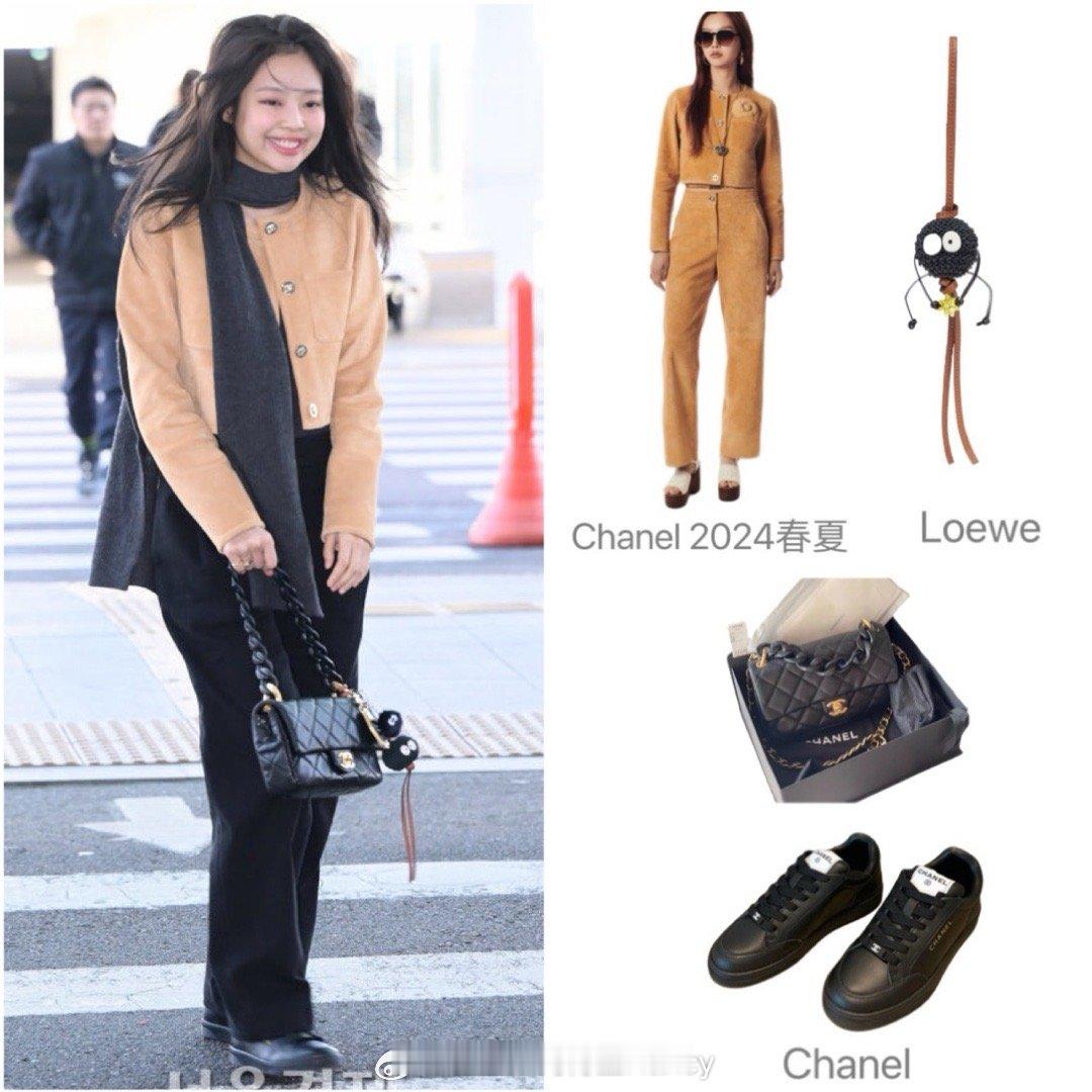 Jennie金智妮今日的机场私服解析，杏色短外套搭配黑色长裤和运动鞋，奶呼呼的很