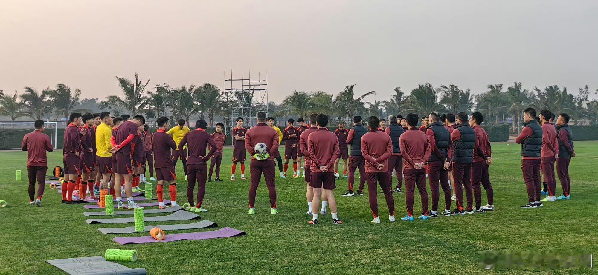 国足世预赛还有4轮硬仗 国足世预赛还有4轮硬仗呢！现在海口集训已经开始啦，相信咱