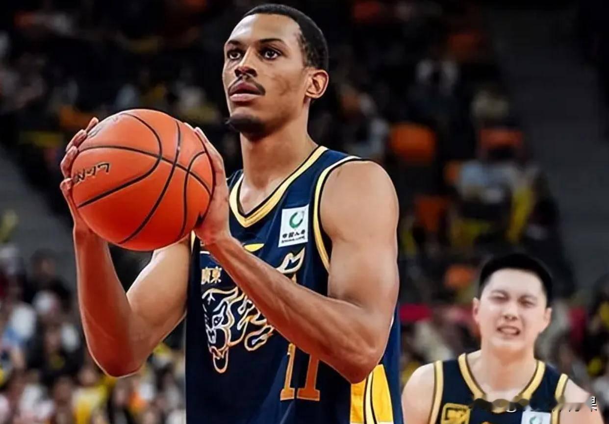 贝兹利和奎因综合实力对比如下:

1.得分能力   贝兹利<奎因，

2.组织能