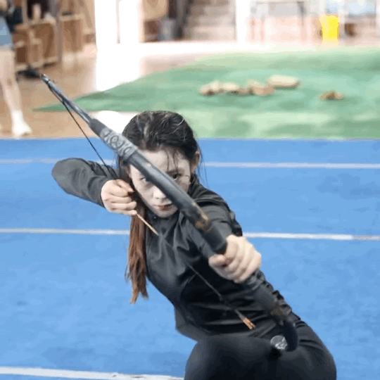 全网都在等陈丽君的箭上弦陈丽君《镖人》花絮太绝了！反复练动作、干湿发切换都好拼，