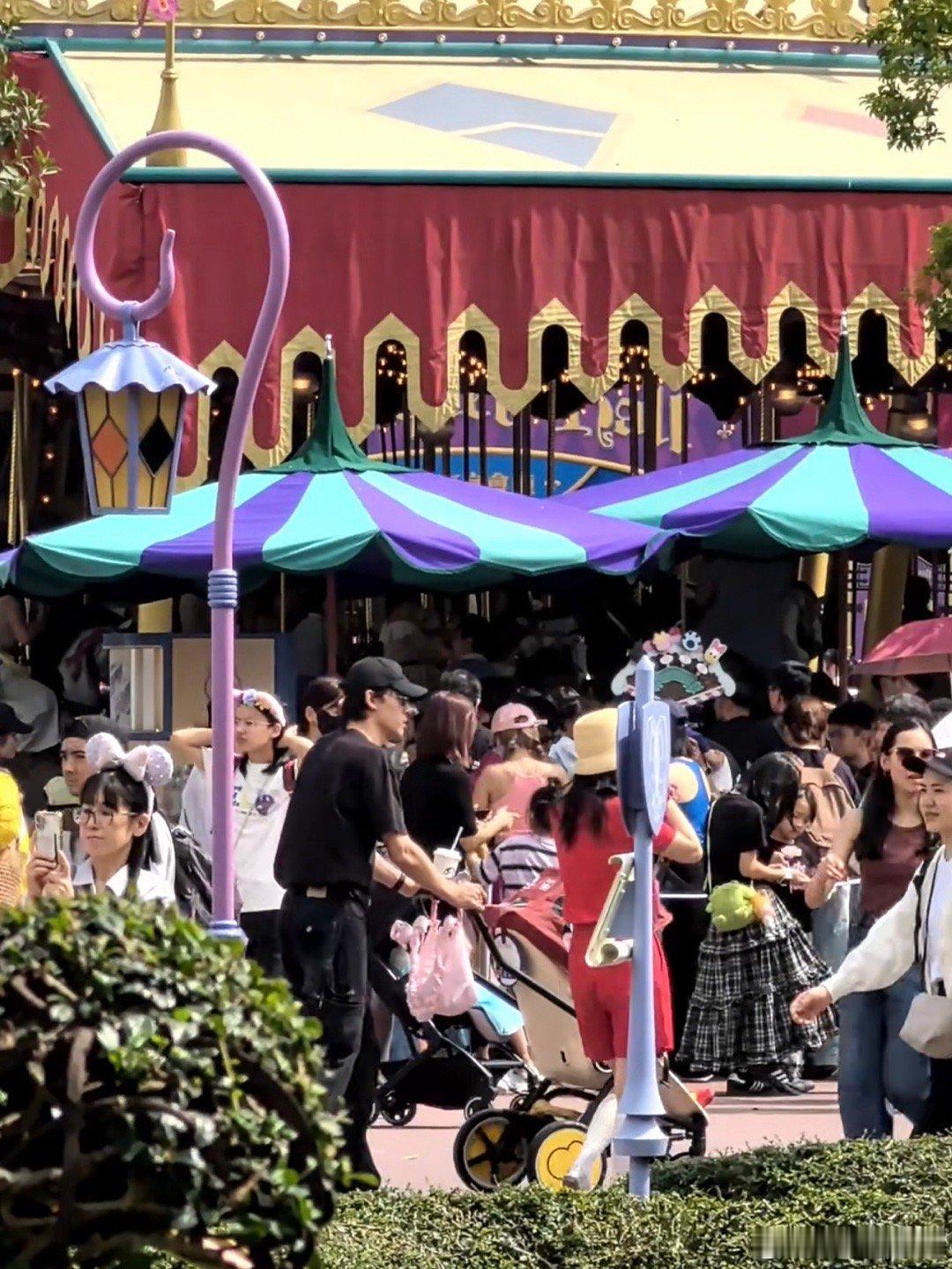 网友在香港迪士尼偶遇张雨剑吴倩，张雨剑推着推车，女儿坐在推车里，两人离婚后已经多