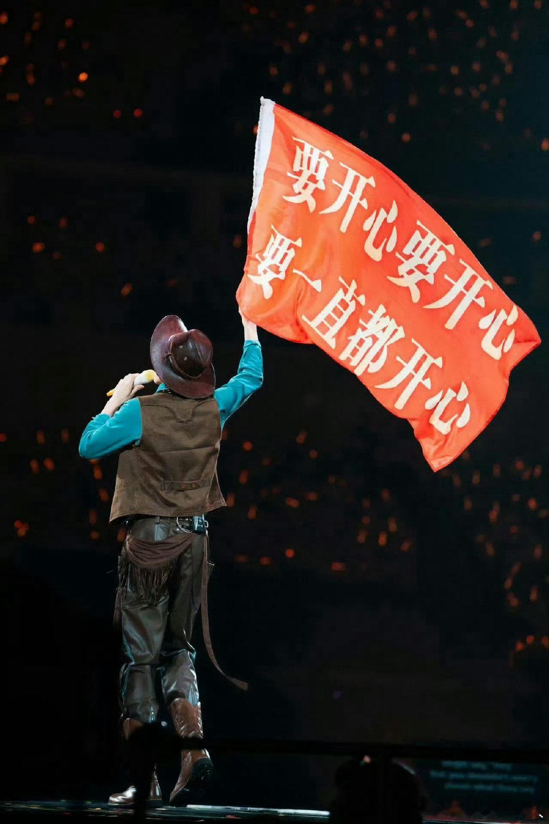 赵小童摇十个勤天大旗 别人摇旗是氛围感，小童摇旗是直接把“十个勤天”焊在风里，主