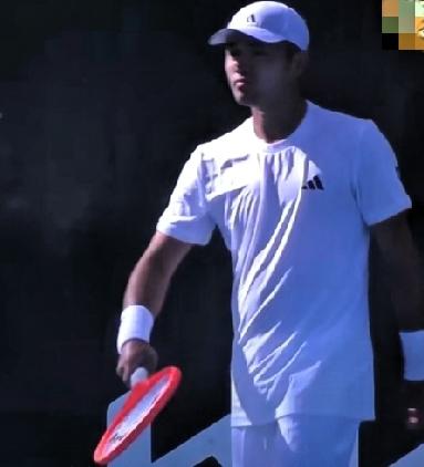 吴易昺澳网第二轮对阵13号种子斯皮泽里，在0-2落后局势下，顶住压力，顽强拼争，