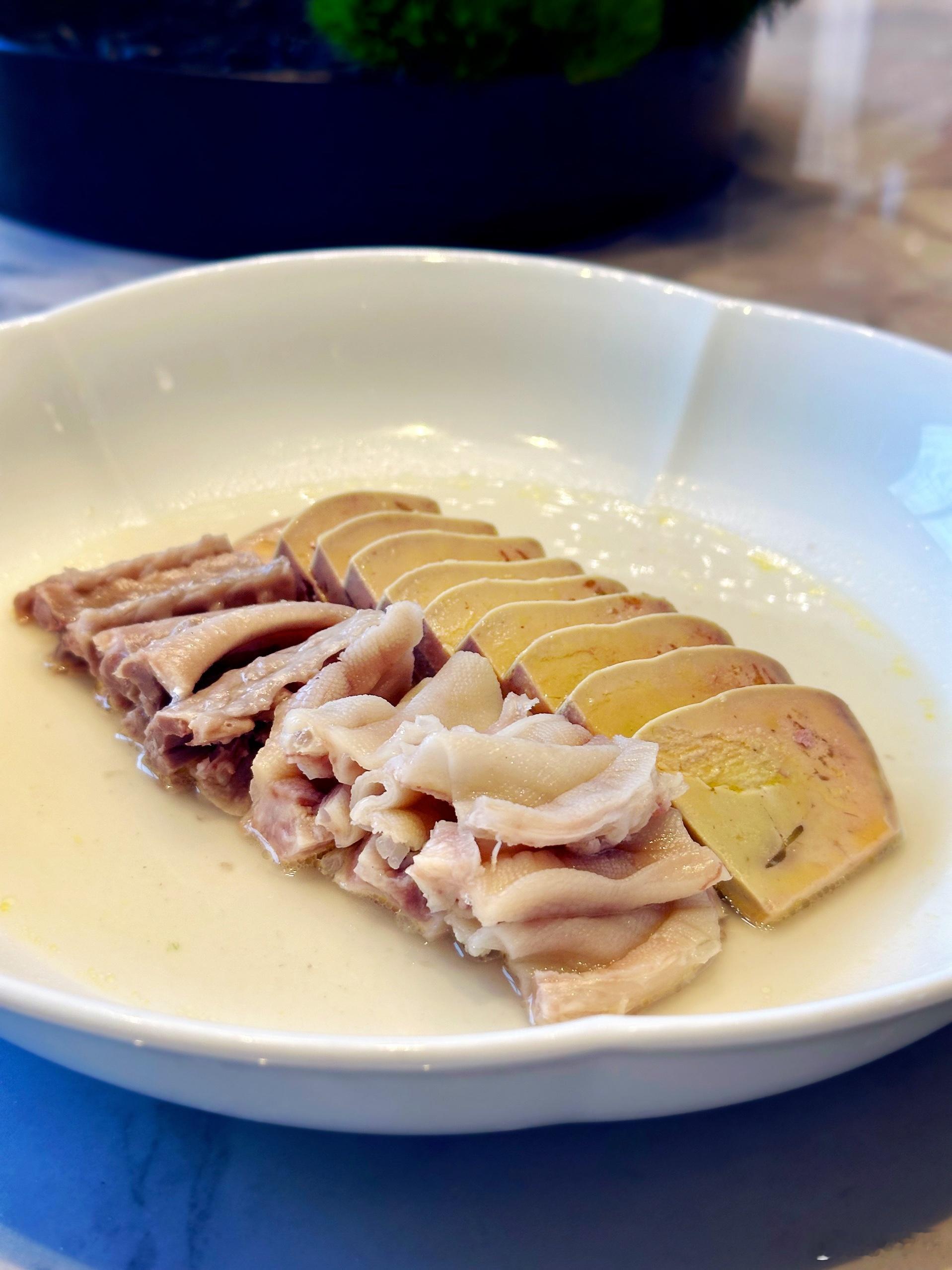 阳光甚好，又是最喜欢的室外场地，今天打球过瘾了。还玩了竹蜻蜓。乃么好了，中午跑去