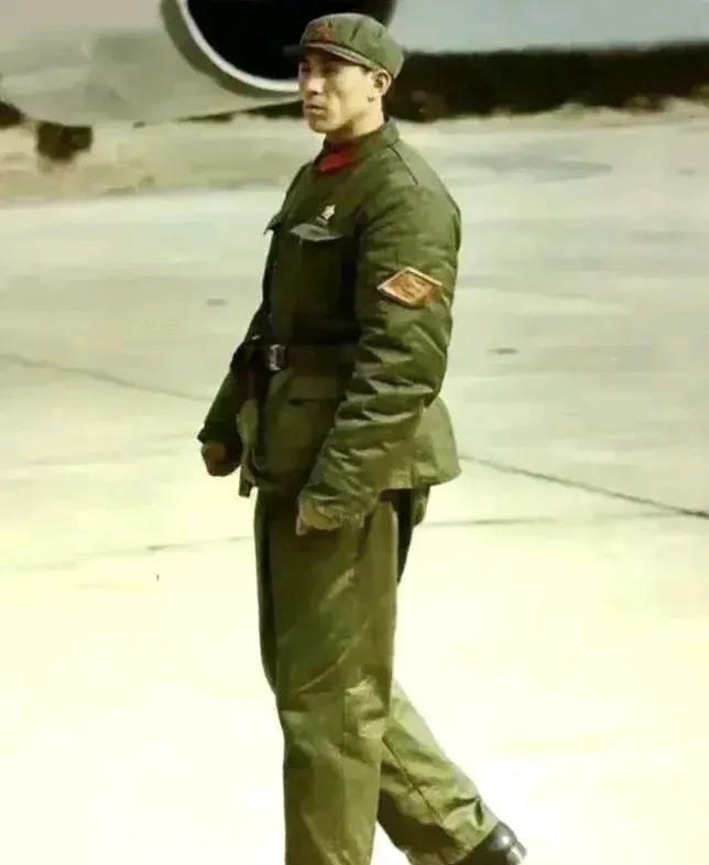 1972年尼克松访华，这位着特制皮鞋、佩戴54式手枪、穿四个兜的军官正在其专机旁