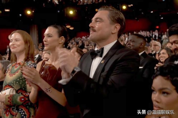 小李子带27岁女友参加奥斯卡颁奖典礼，两人2023年开始交往看起来感情仍甜蜜。