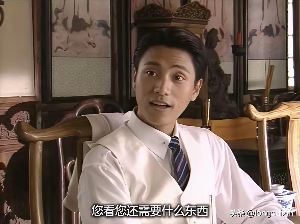 金燕西，这个扮相，确实不像富贵家公子


倒是很像一个打扮的漂漂亮亮的地痞