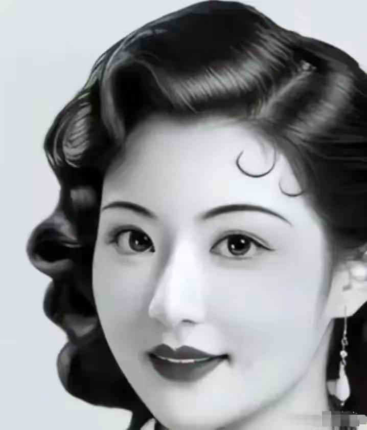 1939年，年仅23岁的长子孔令侃，在赴美途中，竟与母亲宋霭龄的牌友，年长他17