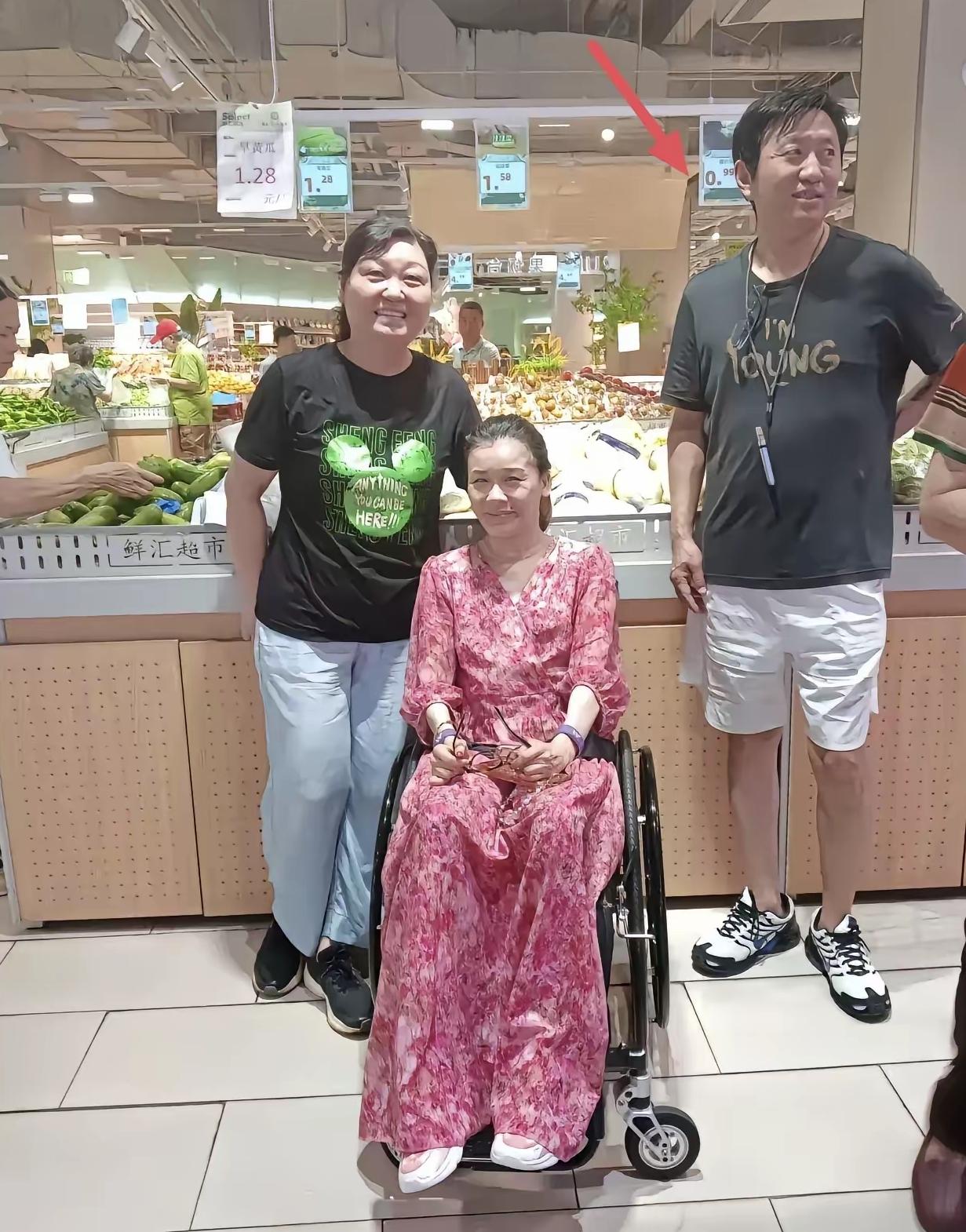 超市偶遇桑兰夫妻，日常画面看得人暖心！
45岁桑兰衣着鲜亮、皮肤白皙，眼角细纹挡