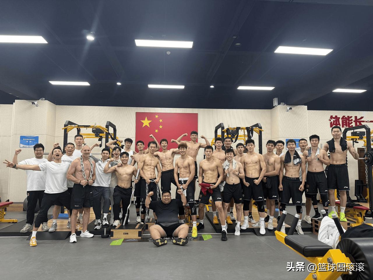集体变身肌肉男！天津男篮疯狂苦练，别再说他们是摆烂鱼腩！😤
 
一张健身房合照