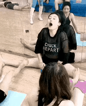①：女子为了打发时间，居然花钱找罪受，何苦呢？
②：千万不要让你家老公教你学电动