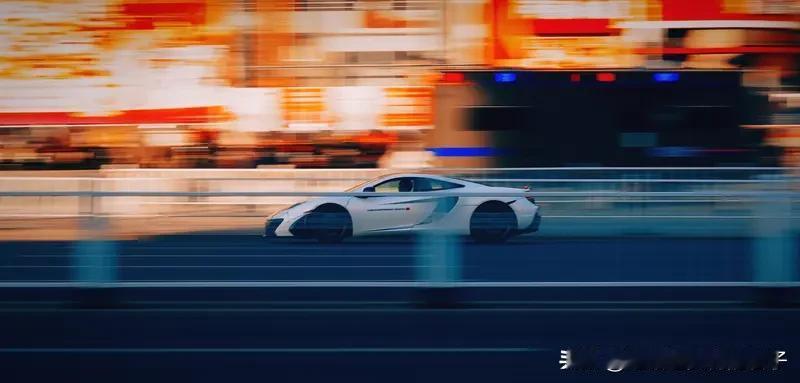 高速上低速造成车祸，是要担责的。具体责任得由交警根据现场情况来认定。
按照《道路