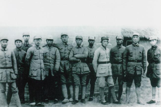 从1945年9月到12月，短短3个月内，我军从关内各解放区抽调了一批部队和干部，