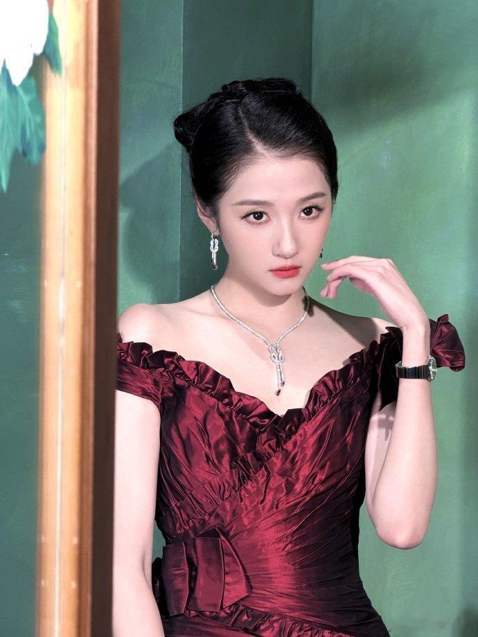 关晓彤VOGUE出发live图 关晓彤红色古董裙，衬得人好有气质啊！关晓彤红色古