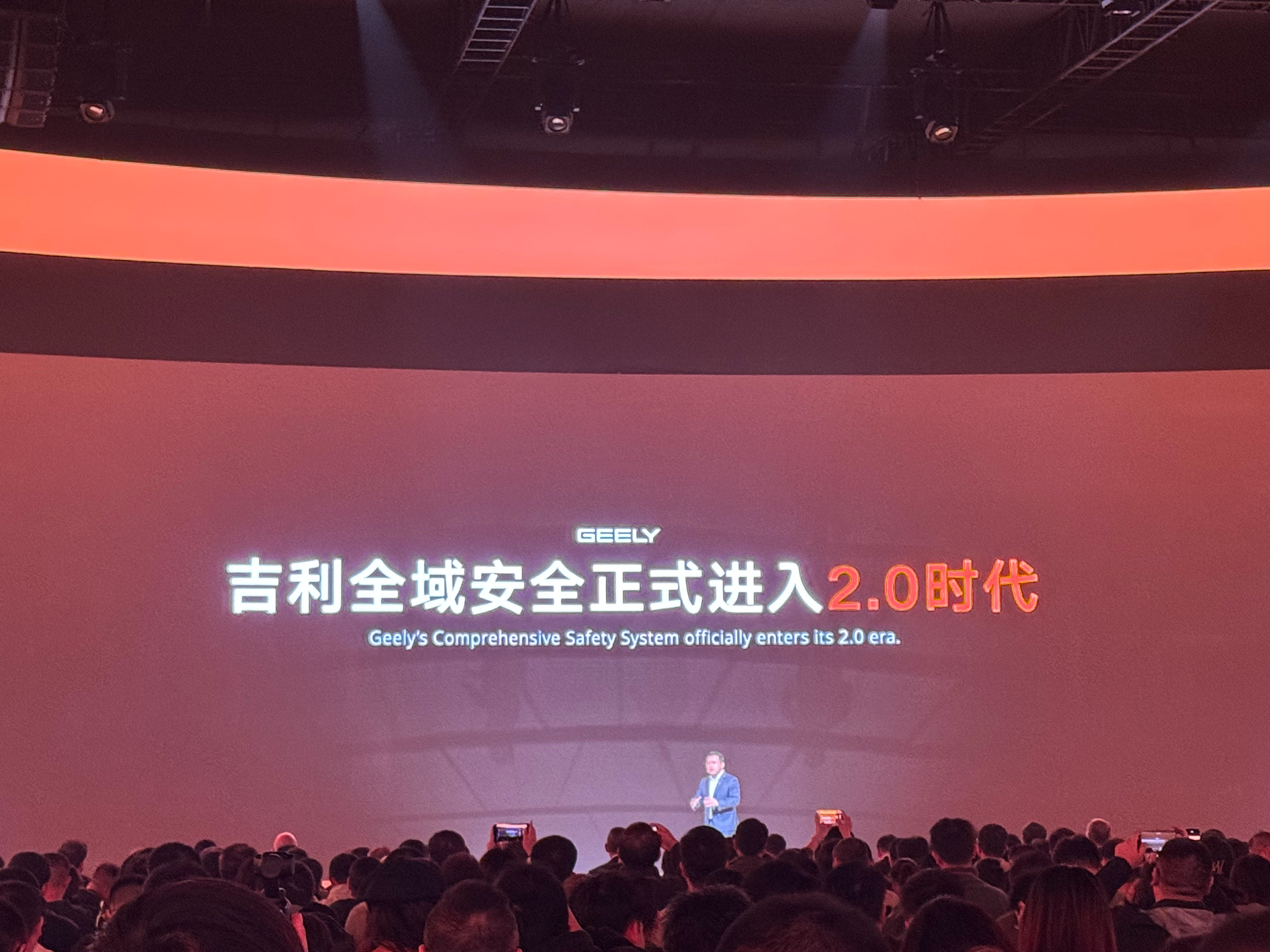 这辈子没见过那么多碰撞测试车也没见过开放程度这么高的碰撞测试场地地上全是轨道这面