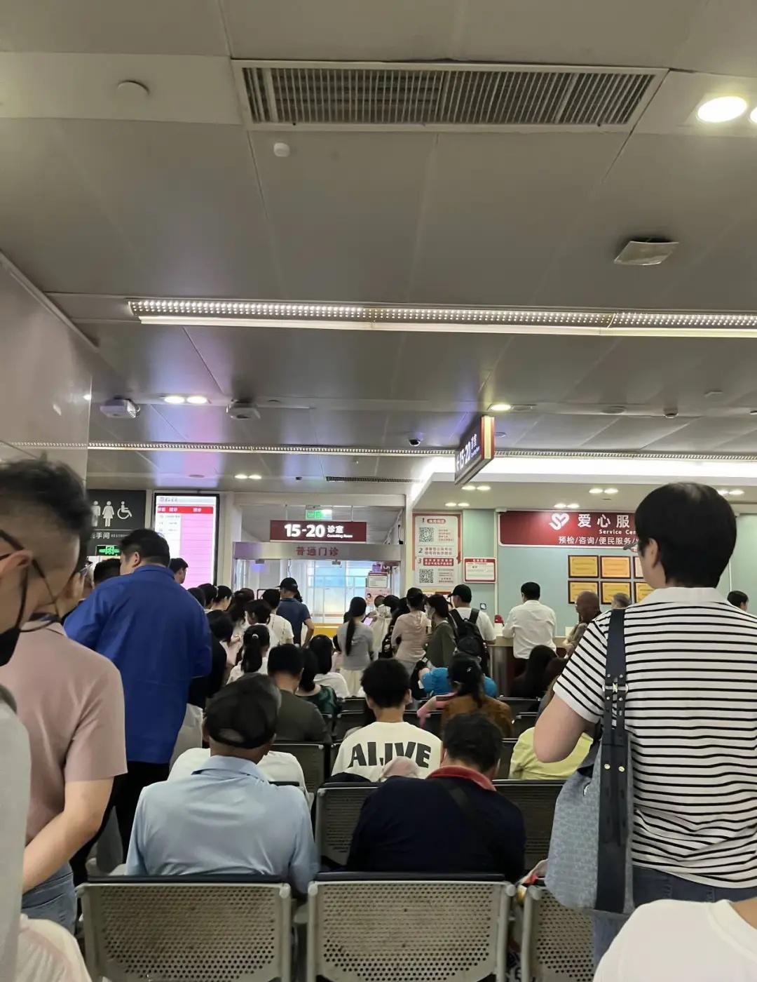 星期三这多人在医院排队啊
打工人 医院里的人间百态