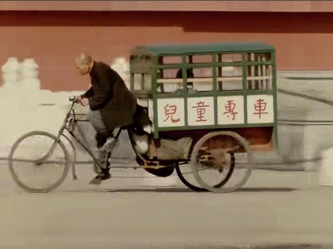 天安门广场随拍分享1955年，一个外国记者拍摄的照片。一个人骑着三轮车飞驰过天安
