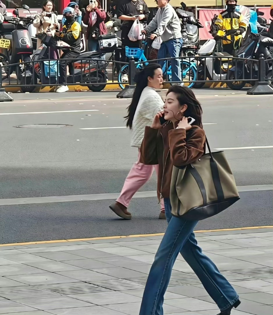 偶遇章若楠就懂明星的淡颜在现实中的冲击力有多大了 我将逐张学习章若楠的游客照 