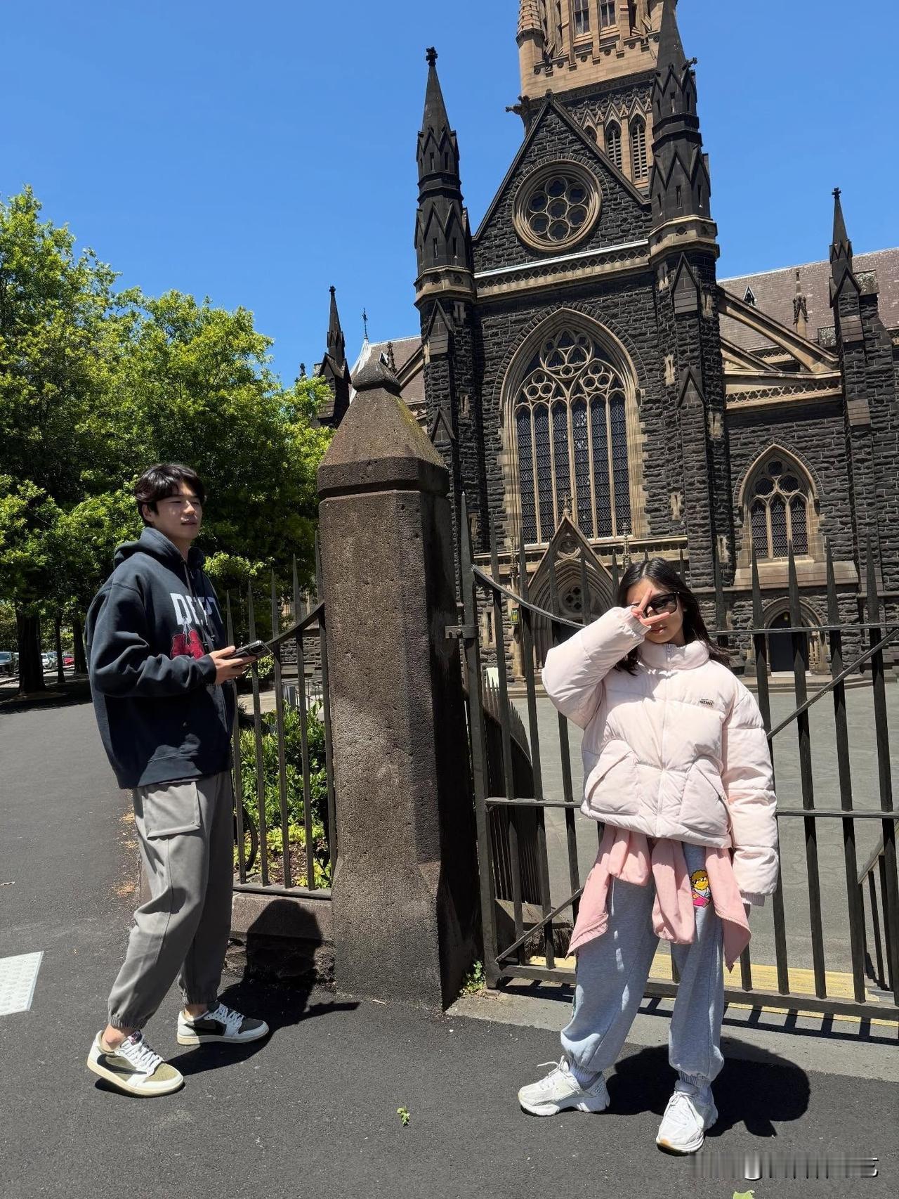 近日，演员韩惠珍在Instagram上传了多张照片。公开的照片中，韩惠珍与奇诚庸