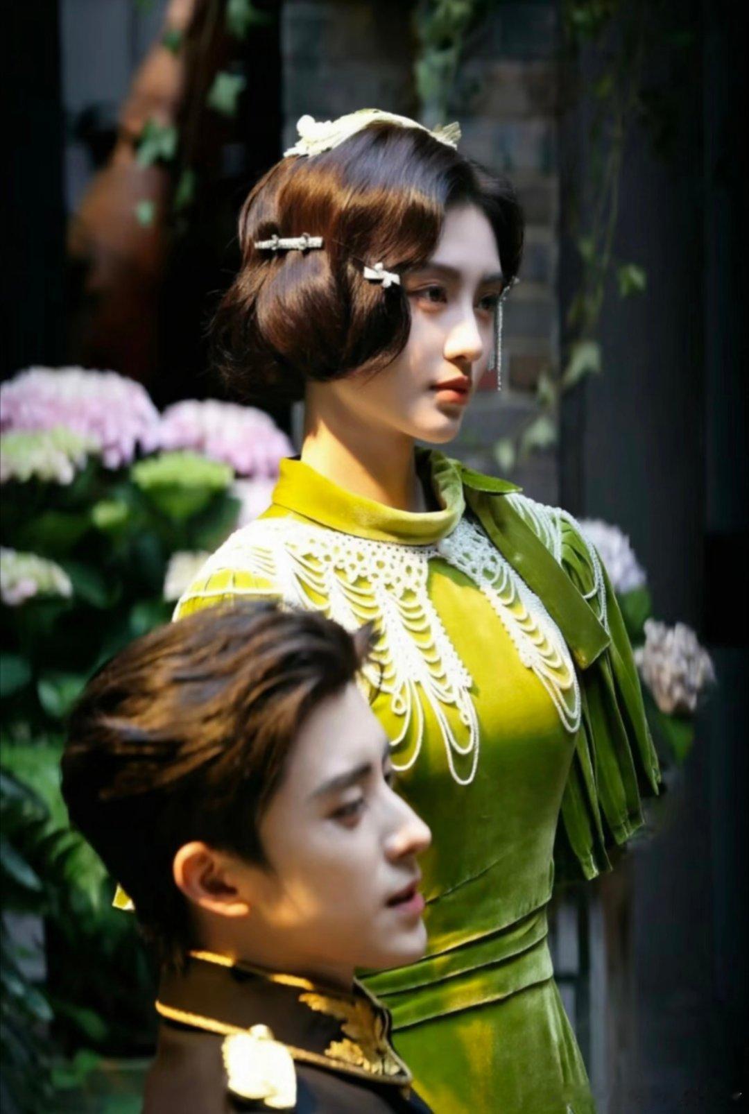 鞠婧祎敖瑞鹏万花同框路透 