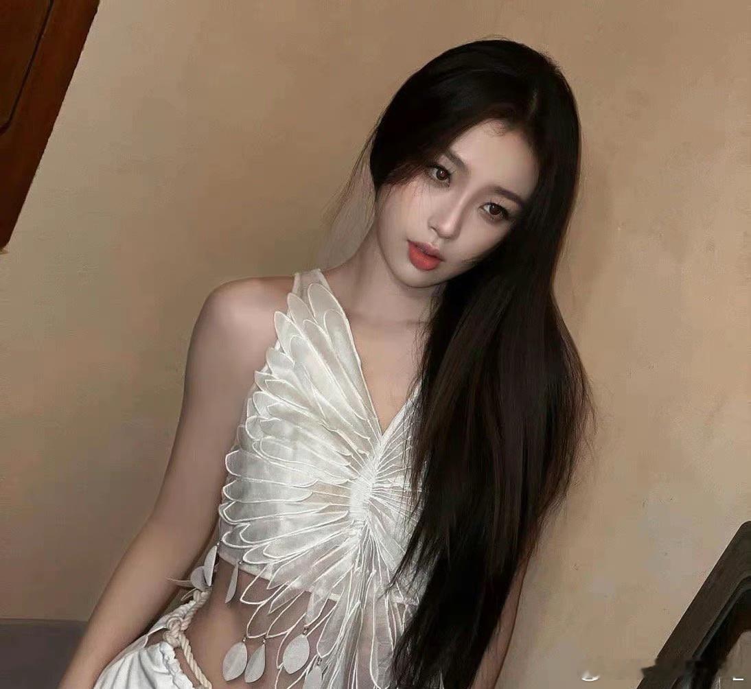 虞书欣[超话]   性格温柔强大，长相甜美可爱，讲话古灵精怪，身材御姐辣妹，怎么