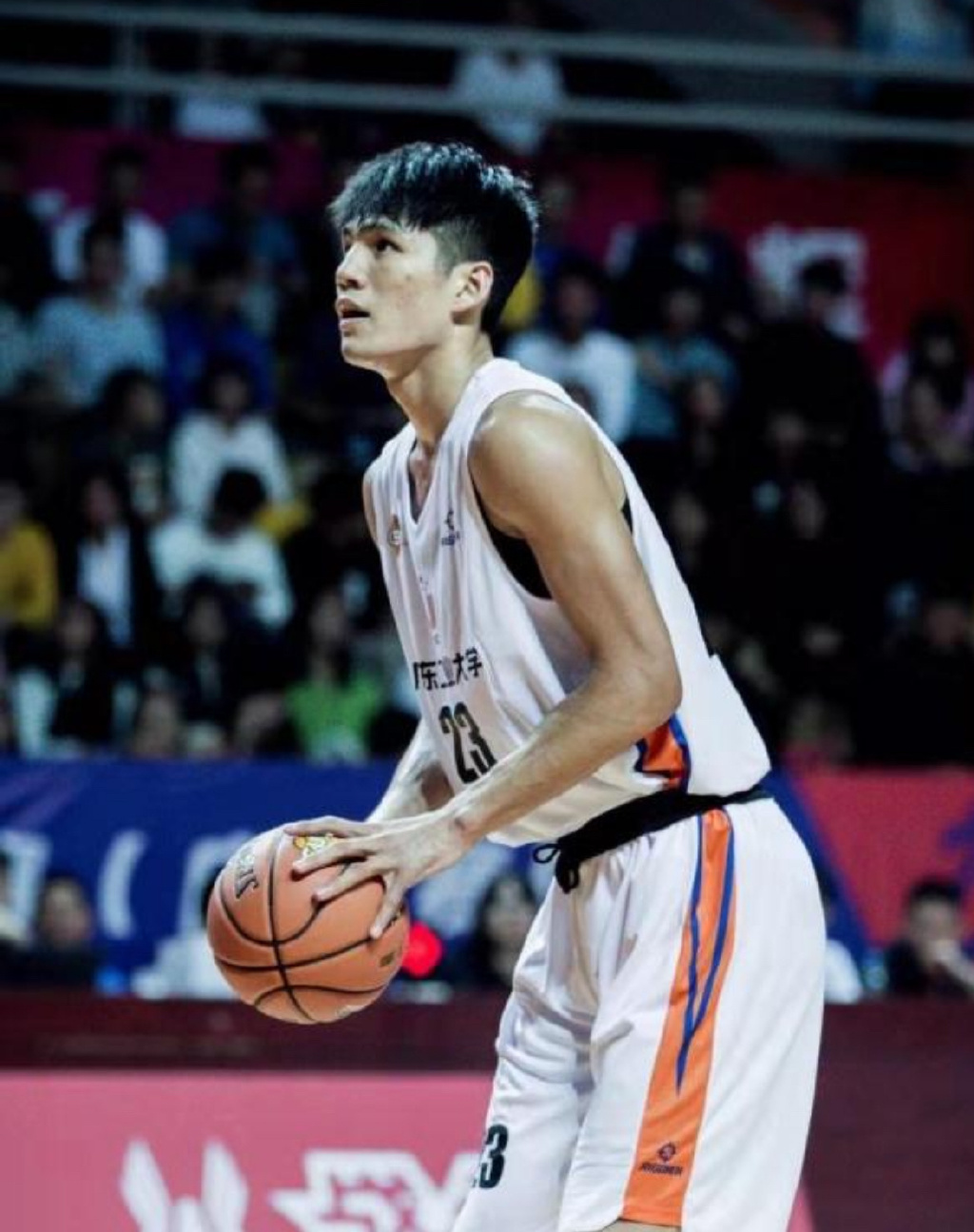 #陈国豪首秀20分##陈国豪三分# CBA联赛首秀发挥出色，出战39分46秒砍下