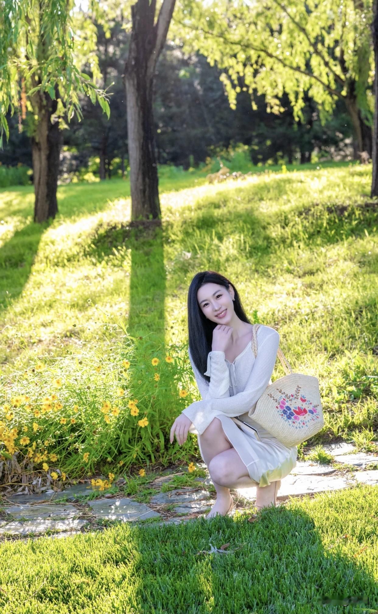 分享高气质魅力女人阳光舒展型骨相美人。自幼坚持身心塑形管理，有着匀称利落的线条、