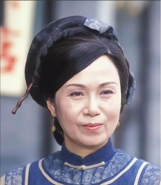 79岁的香港演员陈嘉仪，独居珠海，不是因为她没有家人，而是她两个儿子始终难以释怀