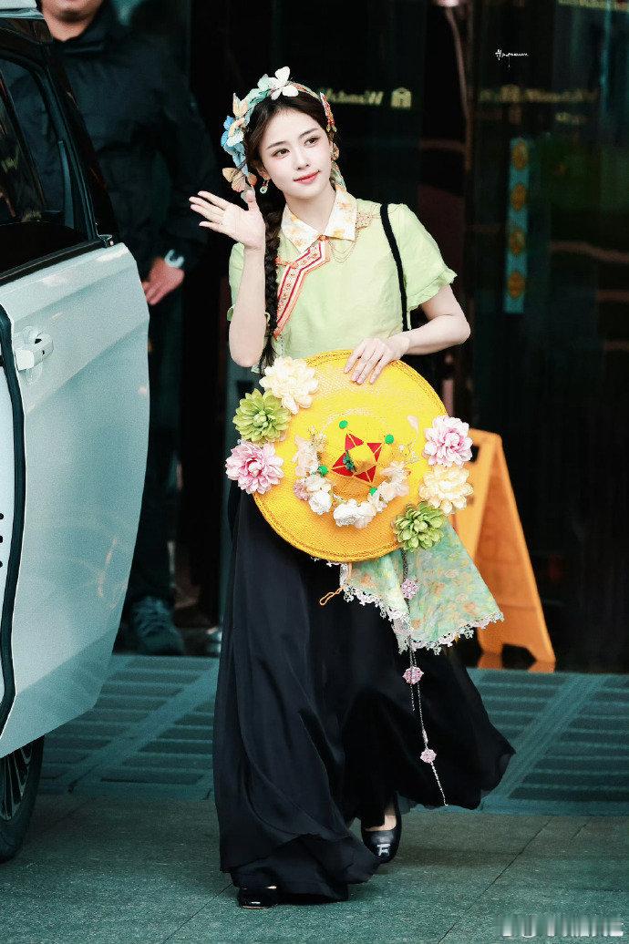 白鹿穿闽南服饰白鹿菠萝味花仙子 白鹿穿闽南服饰，好美啊白鹿 