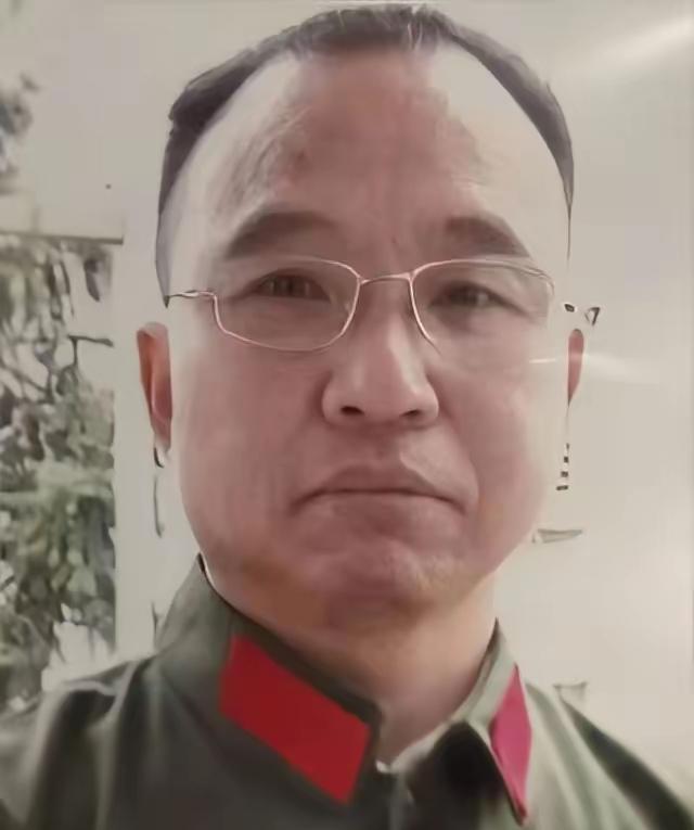 1984年，战士李陶雄中弹牺牲，送葬途中遗体竟两次从车上跌落，护士郑英察觉异样，