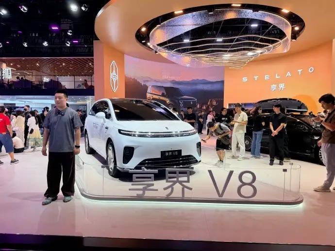 8月21日成都车展，享界V8首发亮相，这是北汽与华为联合打造的鸿蒙智行首款家庭智